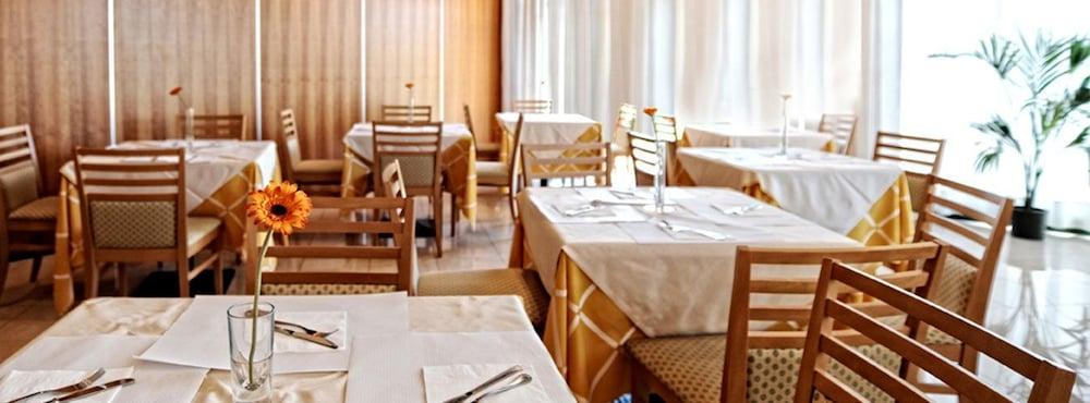Meditur Hotel Помеція Екстер'єр фото