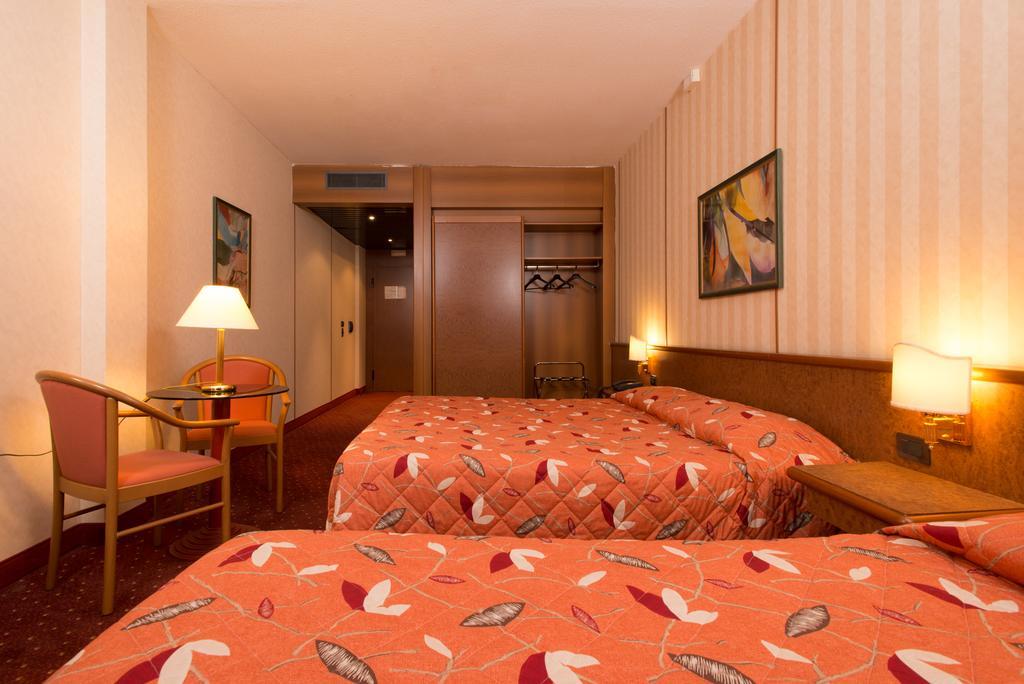 Meditur Hotel Помеція Екстер'єр фото
