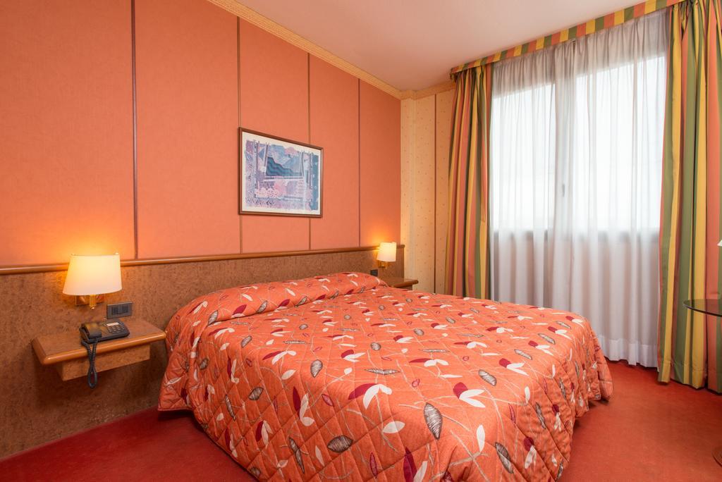 Meditur Hotel Помеція Екстер'єр фото