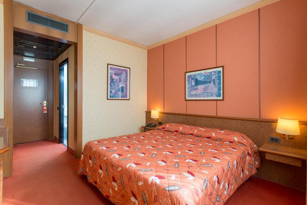 Meditur Hotel Помеція Екстер'єр фото