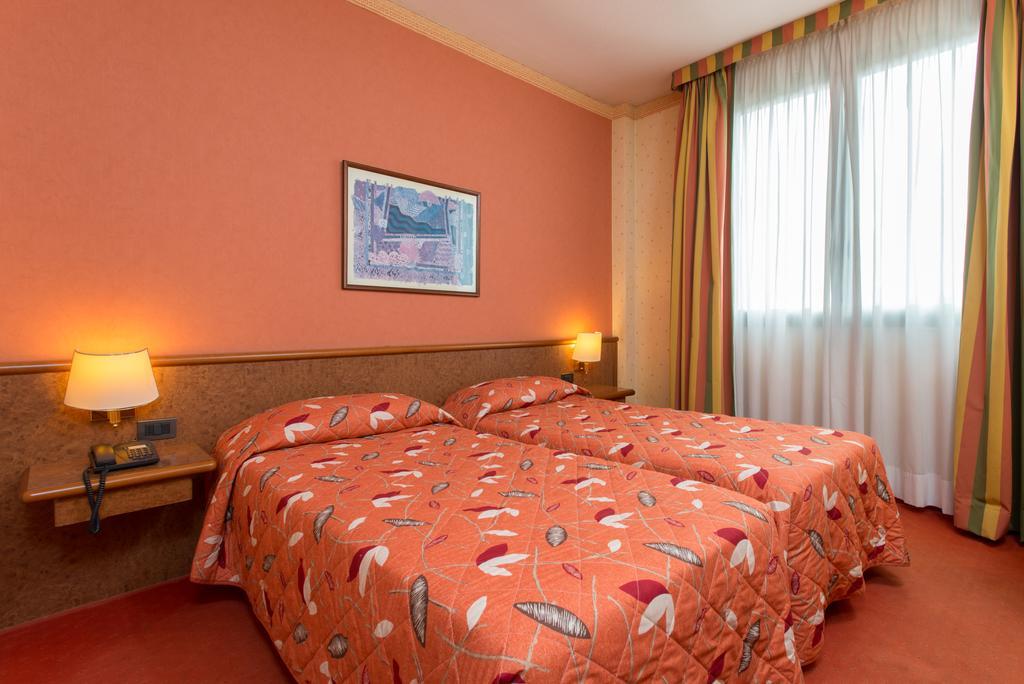 Meditur Hotel Помеція Екстер'єр фото