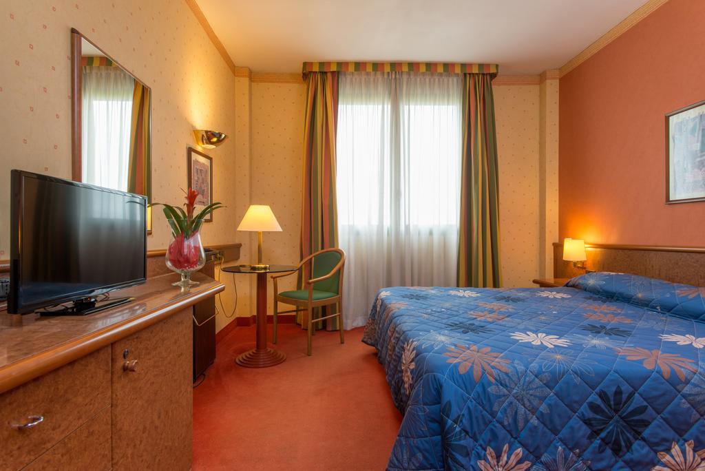 Meditur Hotel Помеція Екстер'єр фото