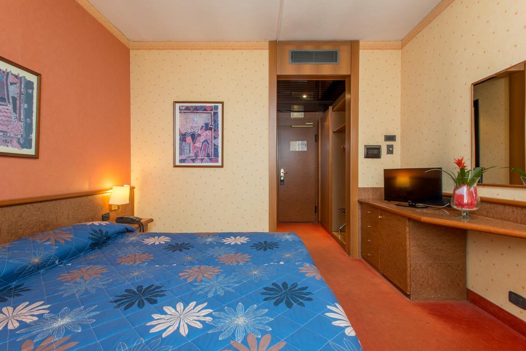 Meditur Hotel Помеція Екстер'єр фото