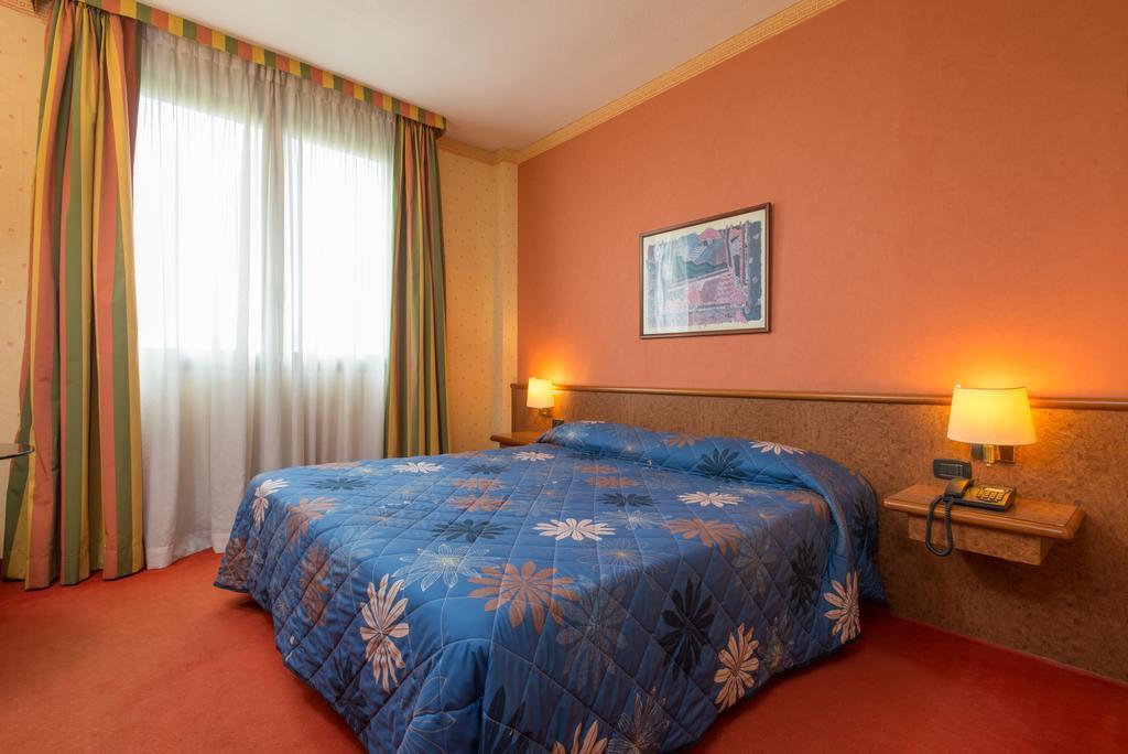 Meditur Hotel Помеція Екстер'єр фото