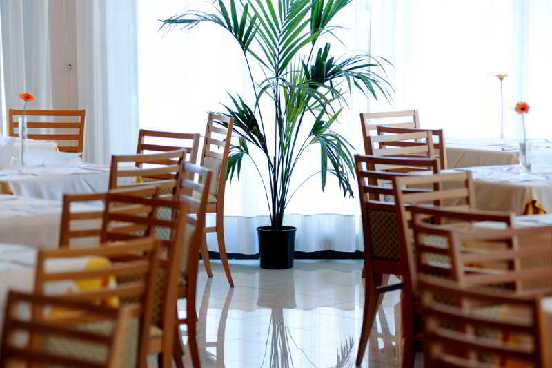 Meditur Hotel Помеція Ресторан фото